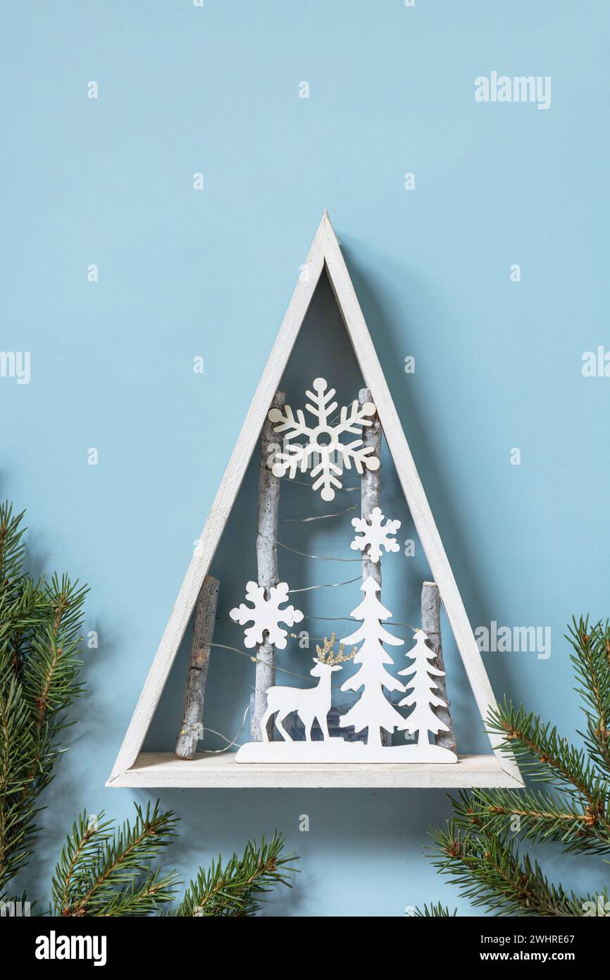 Weihnachtsmockup mit Tannenbaum-Weihnachtsdekor auf blauem Hintergrund. Vorbereitung für die Feier Weihnachten. Speicherplatz kopieren. Stockfoto