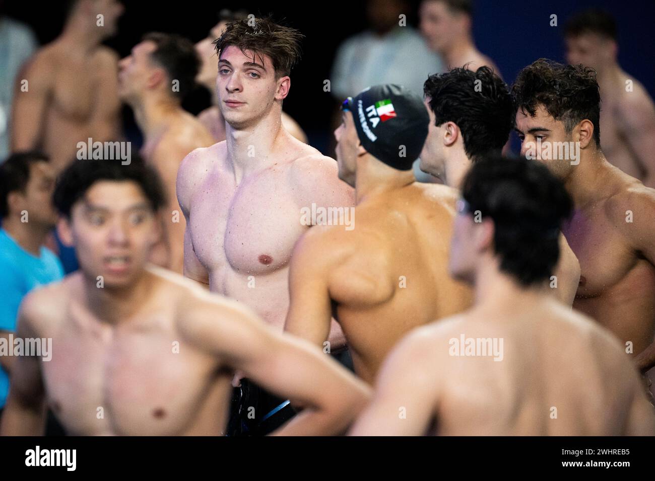 Das Team Italien nimmt an der Freistil-Staffel der schwimmenden Männer mit 4x100 m Länge im Vorfeld während der 21. Aquatikweltmeisterschaft im Aspire Dome in Doha (Katar) am 11. Februar 2024 Teil. Stockfoto