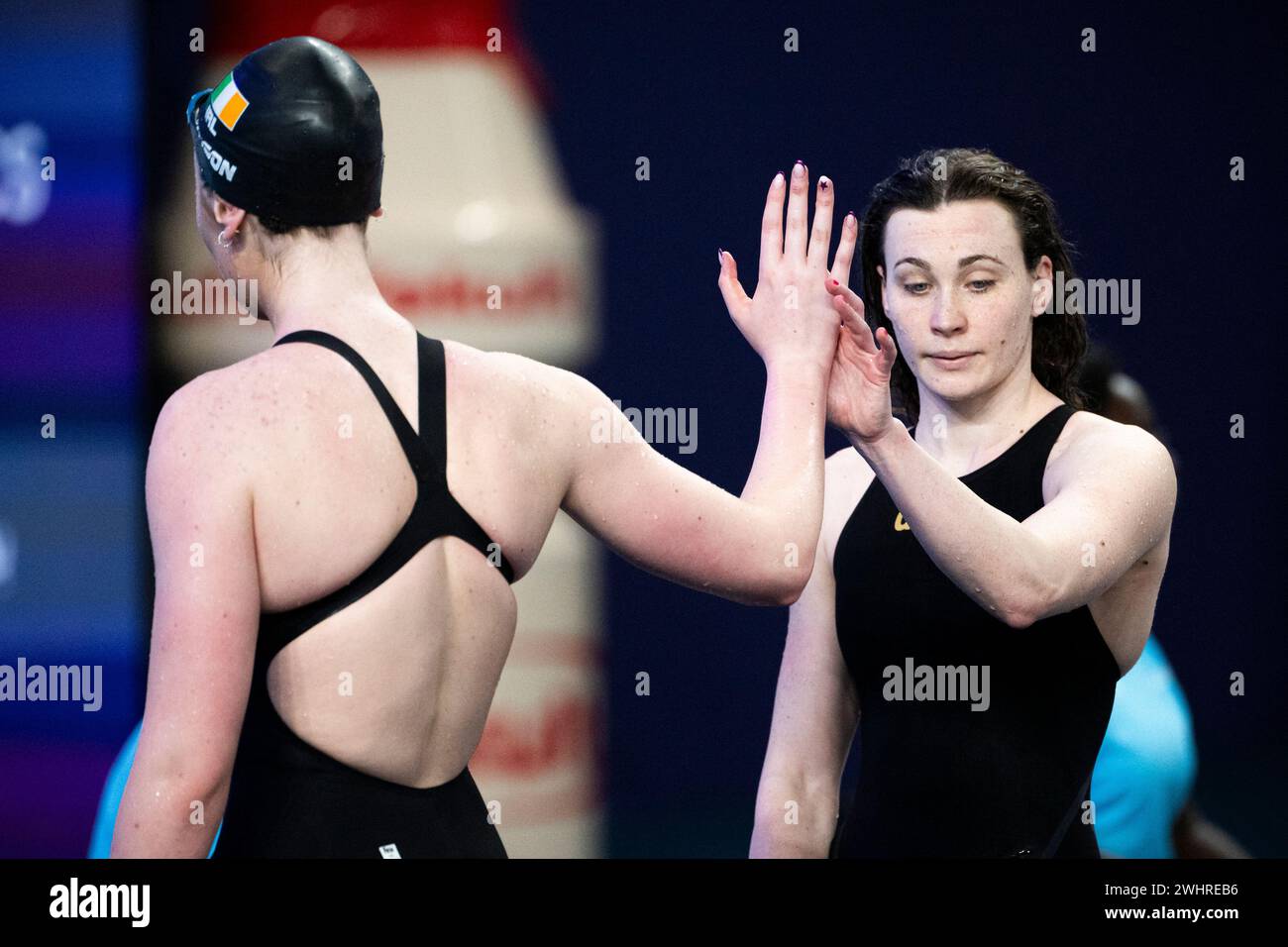 Das Team Irland tritt im Rahmen der 1. Aquatikweltmeisterschaft im Aspire Dome in Doha (Katar) am 11. Februar 2024 in der Freistil-Staffel der schwimmenden Frauen im 4x100 m großen Freistil an. Stockfoto