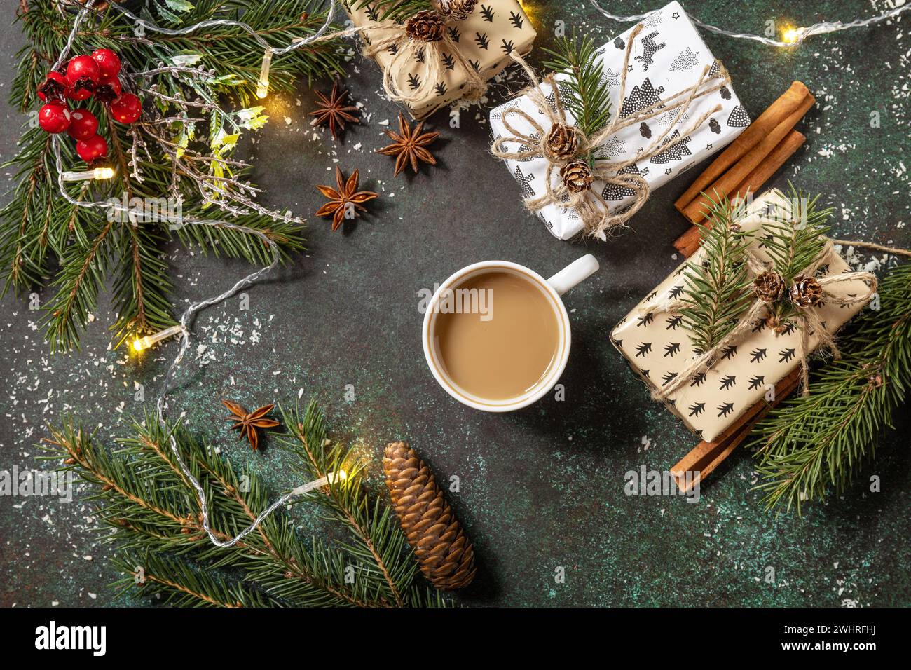 ð¡Kaffee auf der Tischplatte aus dunklem Stein. Neujahr- oder weihnachtskonzept. Flache Lagen. Stockfoto