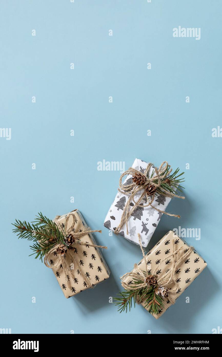 Weihnachtsmockup mit Weihnachtsgeschenken auf blauem Hintergrund. Vorbereitung auf Feierlichkeiten Weihnachten. Draufsicht flacher Hintergrund. C Stockfoto