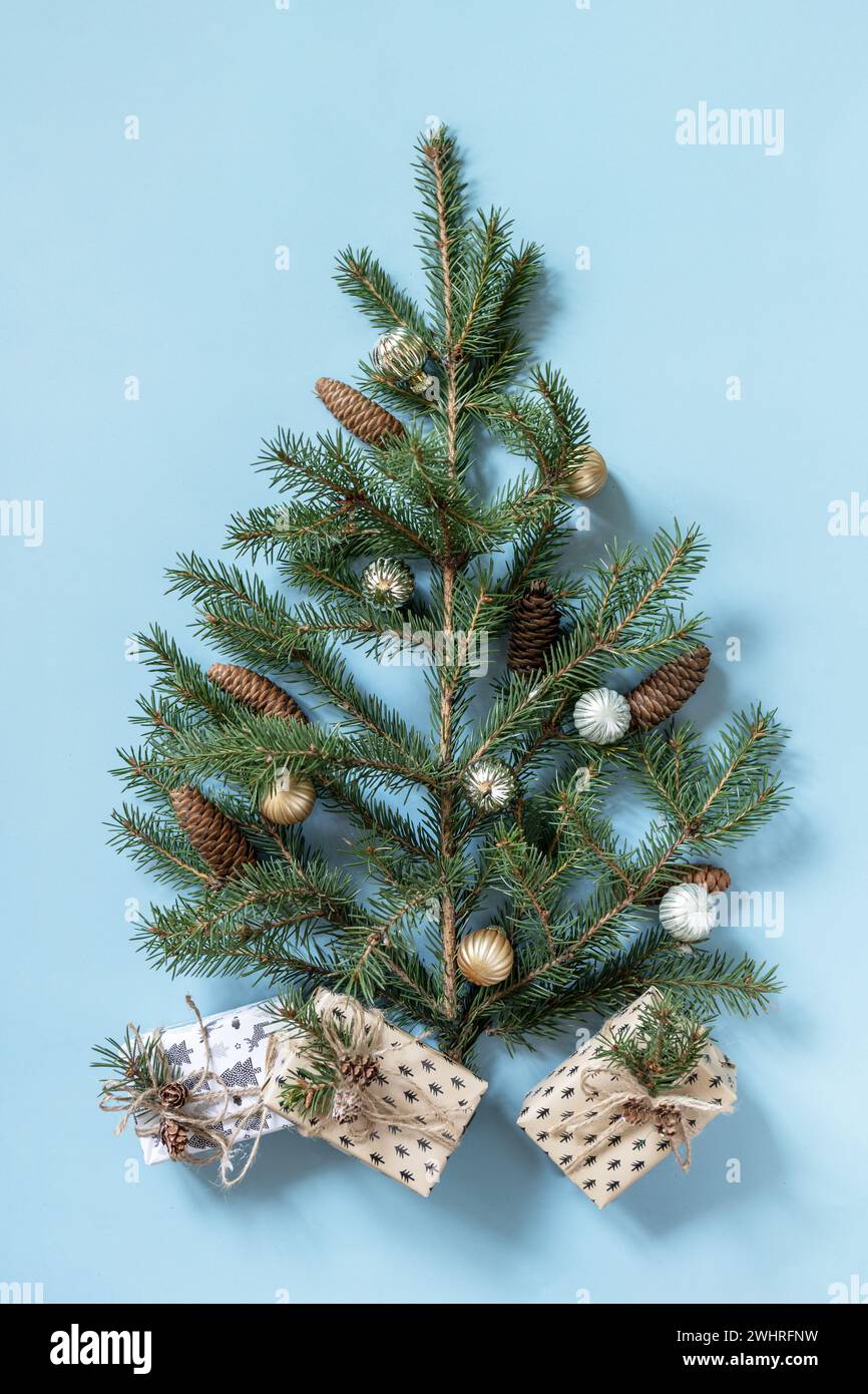 Weihnachtsmockup mit Tannenbaum Weihnachten auf blauem Hintergrund. Vorbereitung für die Feier Weihnachten. Stockfoto
