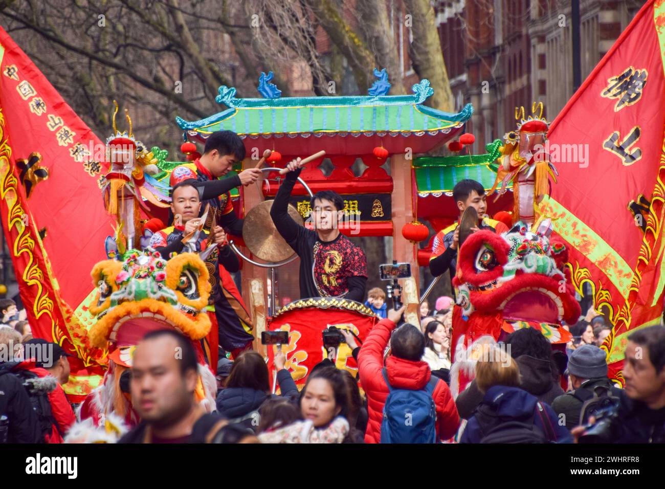 London, England, Großbritannien. Februar 2024. Percussionisten treten während der chinesischen Neujahrsparade in der Shaftesbury Avenue auf, um das Jahr des Drachen zu feiern. (Kreditbild: © Vuk Valcic/ZUMA Press Wire) NUR REDAKTIONELLE VERWENDUNG! Nicht für kommerzielle ZWECKE! Stockfoto
