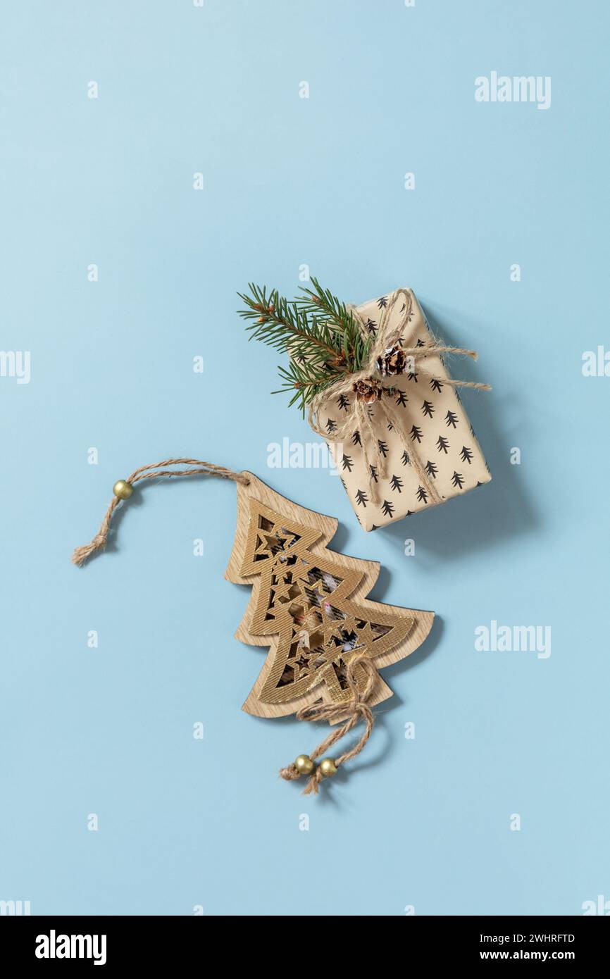 Weihnachtsmockup mit Weihnachtsgeschenken auf blauem Hintergrund. Vorbereitung für die Feier Weihnachten. Draufsicht flach lay Hintergrund. Stockfoto