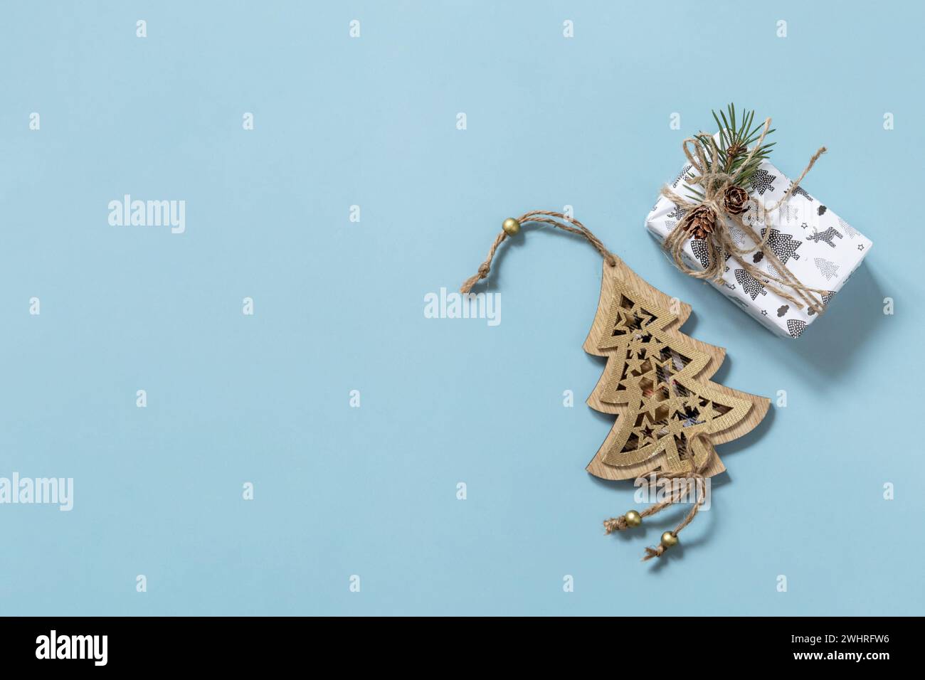 Weihnachtsmockup mit Weihnachtsgeschenken auf blauem Hintergrund. Vorbereitung auf Feierlichkeiten Weihnachten. Draufsicht flacher Hintergrund. C Stockfoto