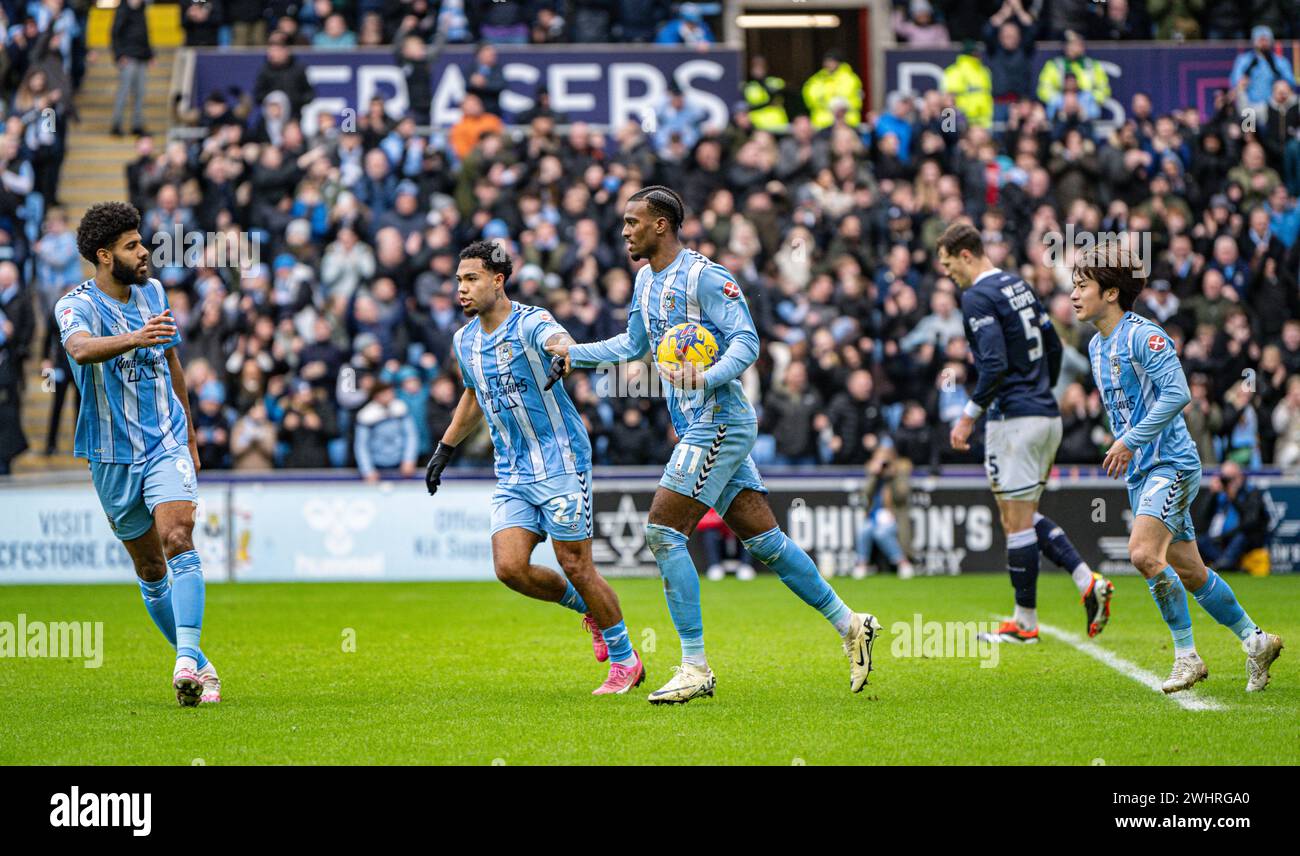 11. Februar 2024; Coventry Building Society Arena, Coventry, England; EFL Championship, Coventry City gegen Millwall; Haji Wright aus Coventry feiert, nachdem er in der 67. Minute für 1-1 vom Elfmeterschoss Stockfoto