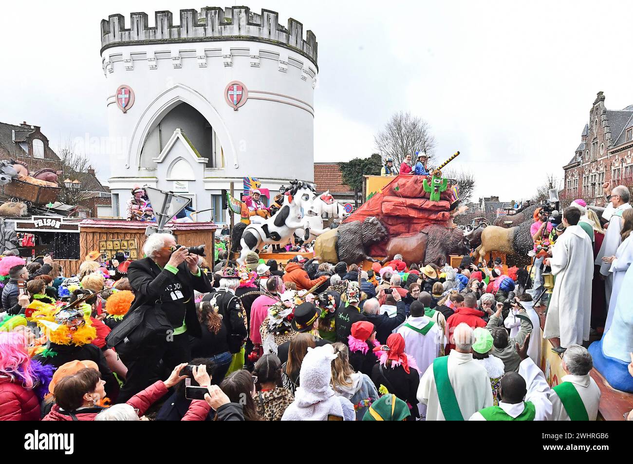 Frankreich. Februar 2024. © PHOTOPQR/VOIX DU NORD/Sebastien JARRY ; 11/02/2024 ; Bailleul. le 11/02/2024-. Benediction des chars du carnaval. Foto Sébastien JARRY : LA VOIX DU NORD. Bailleul, Frankreich, 11. februar 2024 Segen des Karnevalsfloats Kredit: MAXPPP/Alamy Live News Stockfoto