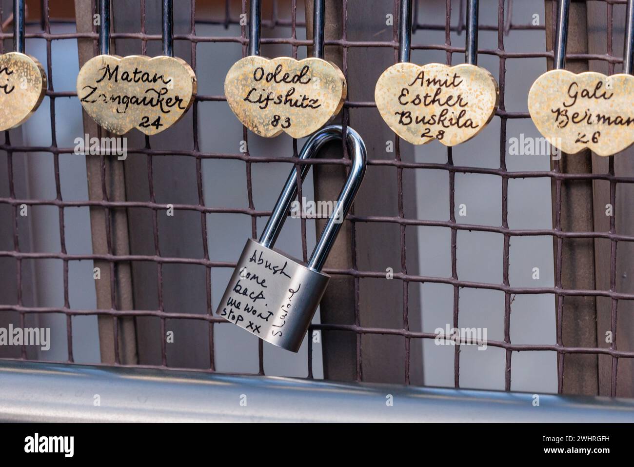 JW3, London, Großbritannien. Februar 2024. Start der Lovelock Geiselbrücke im JW3, Londons Jewish Community Centre. Die Lovelock Geiselbrücke ist eine neue Installation, die von Tausenden von signierten Vorhängeschlössern bevölkert wird, um Liebe und Solidarität für die 136 verbleibenden Geiseln zu zeigen, die die Hamas in Gaza über 128 Tage lang gefangen gehalten hat. und als Aufruf an die internationale Gemeinschaft, ihre Bemühungen um ihre Rückkehr nach Hause zu überarbeiten. Foto: Amanda Rose/Alamy Live News Stockfoto