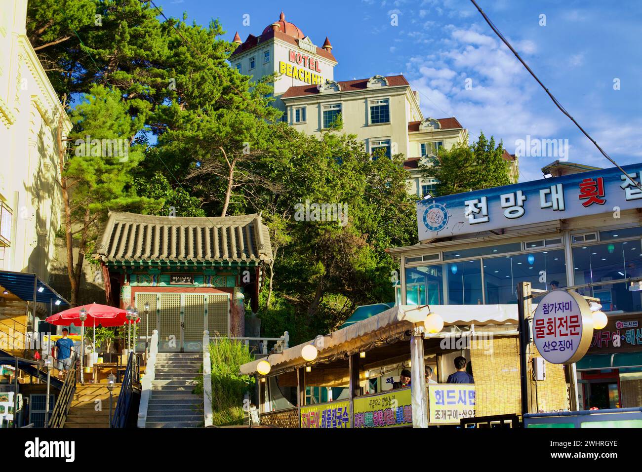 Gangneung City, Südkorea - 29. Juli 2019: Ein kleineres Hotel mit Ständen in Jeongdongjin, das einen einzigartigen Kontrast zu den traditionellen Coas bietet Stockfoto