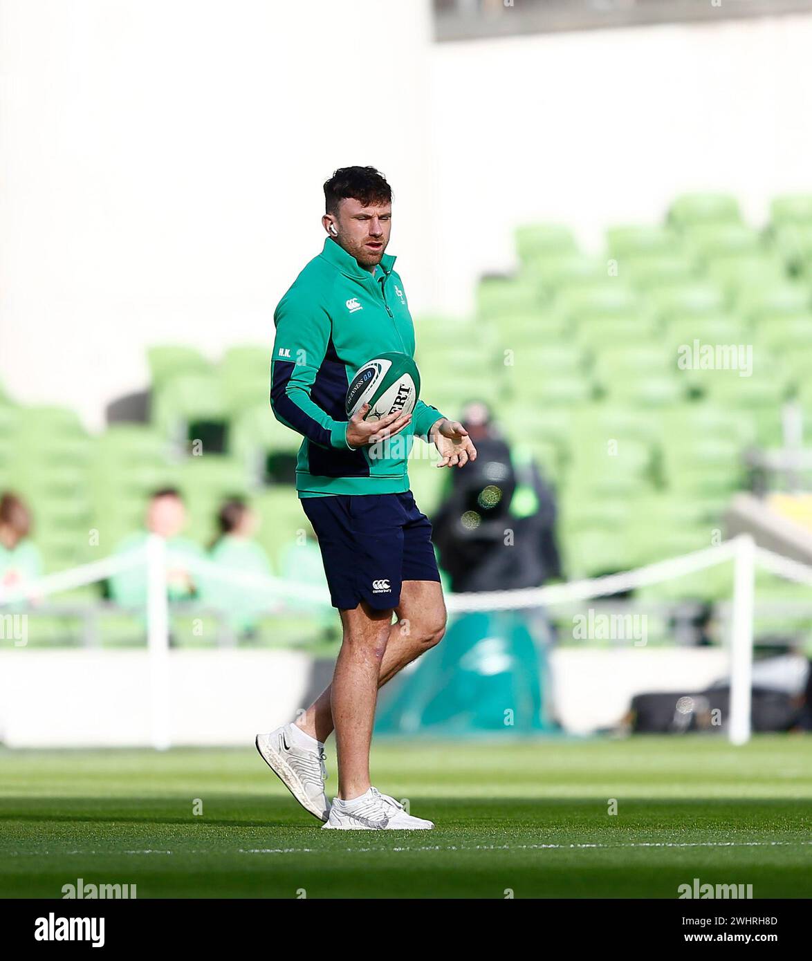 Dublin, Irland. Februar 2024. 11. Februar 2024; Aviva Stadium, Dublin, Irland: Six Nations International Rugby, Irland gegen Italien; Hugo Keenan aus Irland inspiziert das Pitch Credit: Action Plus Sports Images/Alamy Live News Stockfoto