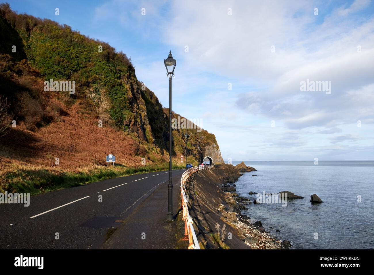 Küstenwanderweg vor schwarzem Bogen auf der antrim Coast Road zwischen larne und Drains Bay County antrim Nordirland großbritannien Stockfoto