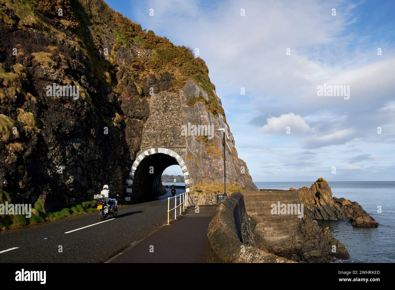 sonntagmorgen Motorradfahrer am Black Arch an der Küstenstraße von antrim zwischen larne und Drains Bay County antrim Nordirland großbritannien Stockfoto