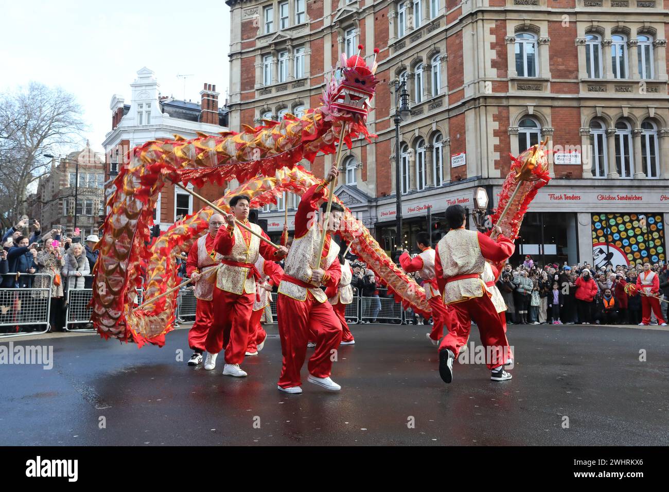 London, UK, 11. Februar 2024. Menschenmassen füllten die Straßen im Zentrum Londons rund um Chinatown, um die Chinesische Neujahrsparade oder die Lunar New Year Parade 2024 zu sehen. Dieses Mal bringt das Jahr des Drachen ein und läutet Veränderungen und Möglichkeiten ein. Kredit : Monica Wells/Alamy Live News Stockfoto