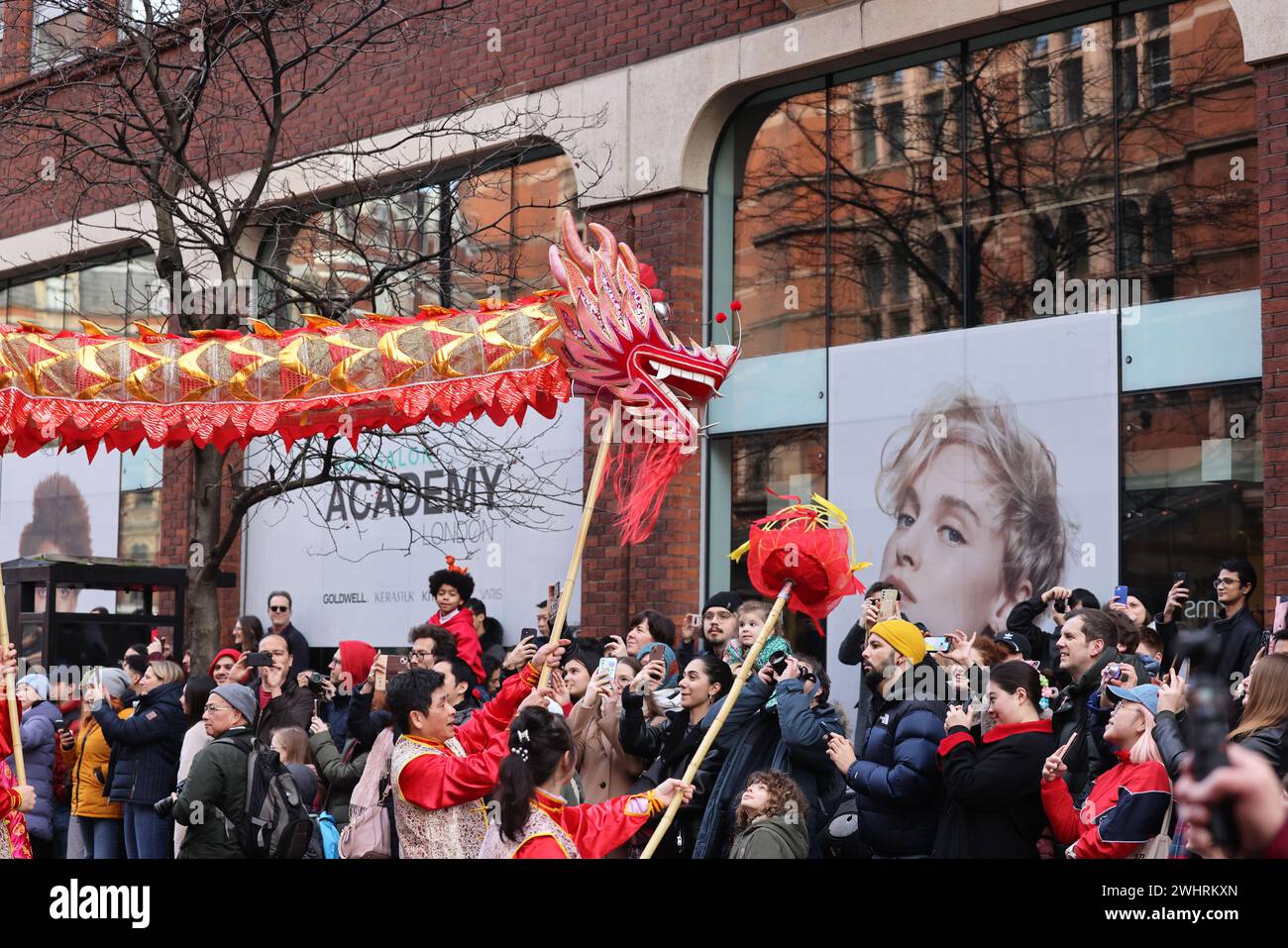 London, UK, 11. Februar 2024. Menschenmassen füllten die Straßen im Zentrum Londons rund um Chinatown, um die Chinesische Neujahrsparade oder die Lunar New Year Parade 2024 zu sehen. Dieses Mal bringt das Jahr des Drachen ein und läutet Veränderungen und Möglichkeiten ein. Kredit : Monica Wells/Alamy Live News Stockfoto