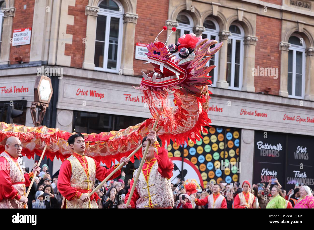 London, UK, 11. Februar 2024. Menschenmassen füllten die Straßen im Zentrum Londons rund um Chinatown, um die Chinesische Neujahrsparade oder die Lunar New Year Parade 2024 zu sehen. Dieses Mal bringt das Jahr des Drachen ein und läutet Veränderungen und Möglichkeiten ein. Kredit : Monica Wells/Alamy Live News Stockfoto