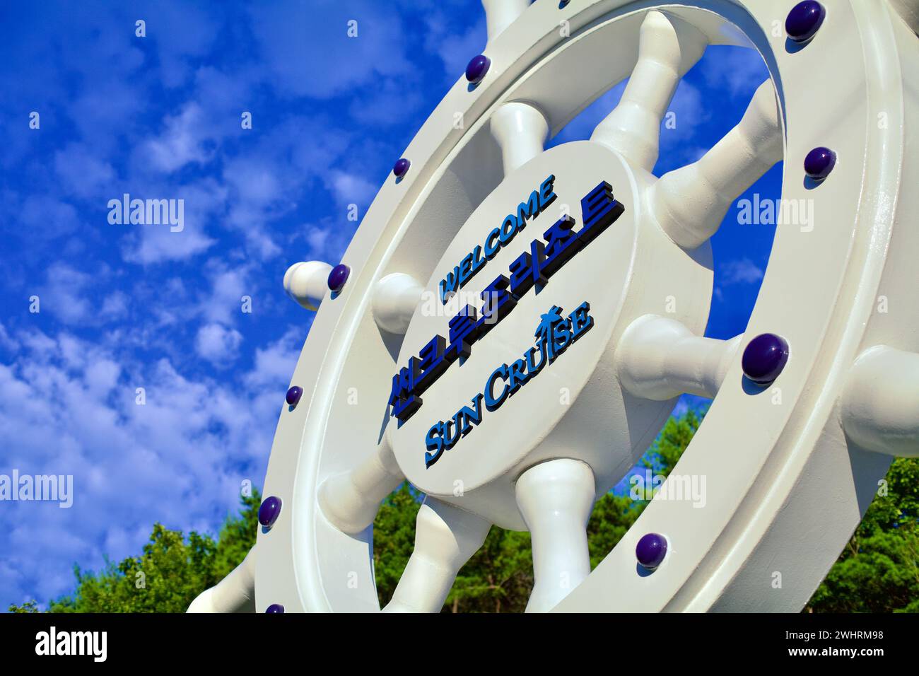 Gangneung City, Südkorea - 29. Juli 2019: Blick auf das berühmte Schild für Sun Cruise Resort & Yacht, ein riesiges Steuerrad an einem Stockfoto