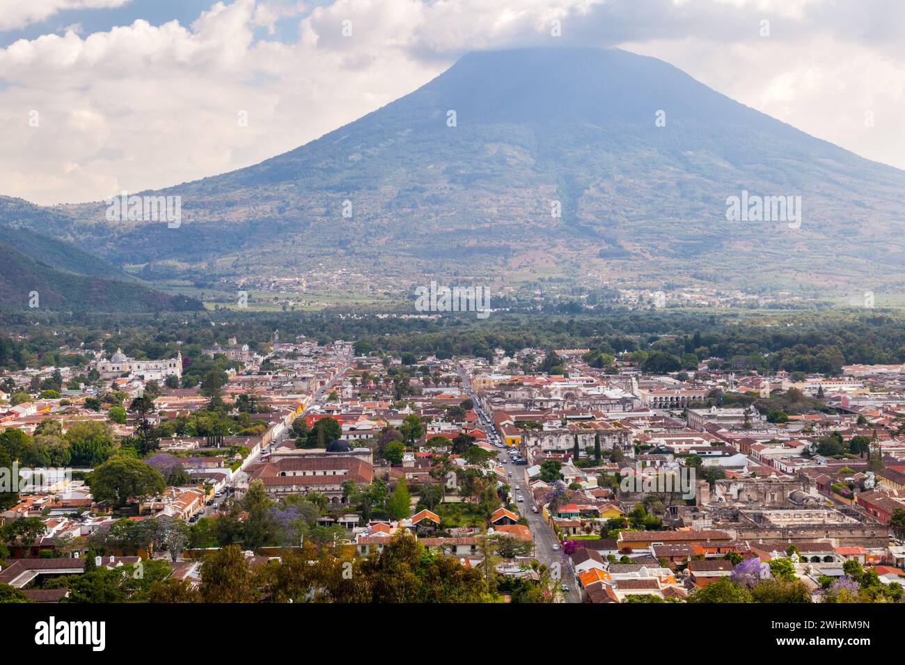 Antigua, Guatemala. Blick vom Cerro de la Cruz. Agua Vulkan im Hintergrund. Stockfoto
