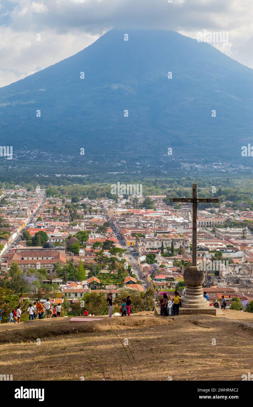 Antigua, Guatemala. Blick vom Cerro de la Cruz. Agua Vulkan im Hintergrund. Stockfoto