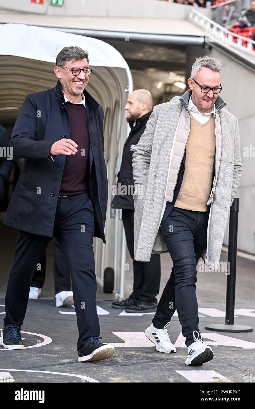 Stuttgart, Deutschland. Februar 2024. Fußball, Bundesliga, VfB Stuttgart - FSV Mainz 05, Spieltag 21, MHPArena. Stuttgarter Präsident Claus Vogt (l) und Stuttgarter CEO Alexander Wehrle kommen vor dem Spiel auf das Spielfeld. Hinweis: Harry langer/dpa – WICHTIGER HINWEIS: gemäß den Vorschriften der DFL Deutscher Fußball-Liga und des DFB Deutscher Fußball-Bundes ist es verboten, im Stadion und/oder des Spiels aufgenommene Fotografien in Form von sequenziellen Bildern und/oder videoähnlichen Fotoserien zu verwenden oder zu nutzen./dpa/Alamy Live News Stockfoto