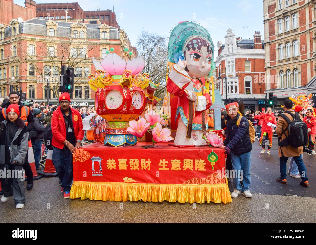 London, England, Großbritannien. Februar 2024. Die chinesische Neujahrsparade führt durch den Cambridge Circus und feiert das Jahr des Drachen. (Kreditbild: © Vuk Valcic/ZUMA Press Wire) NUR REDAKTIONELLE VERWENDUNG! Nicht für kommerzielle ZWECKE! Stockfoto
