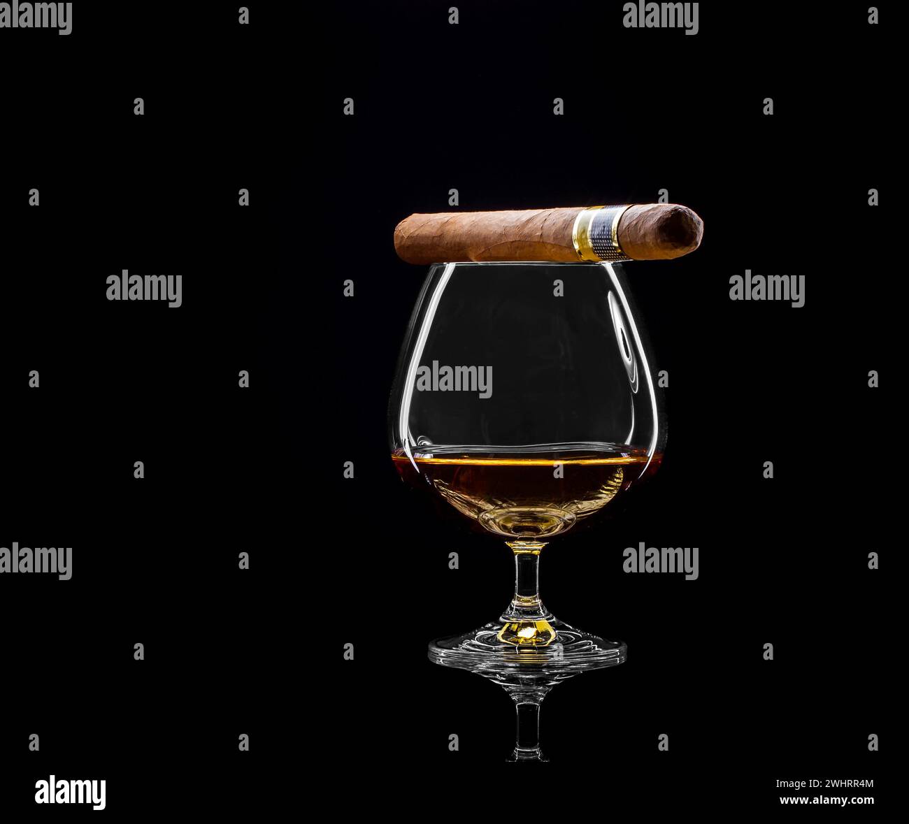 Cognac drehbar mit goldenem Alkohol und Zigarre Stockfoto