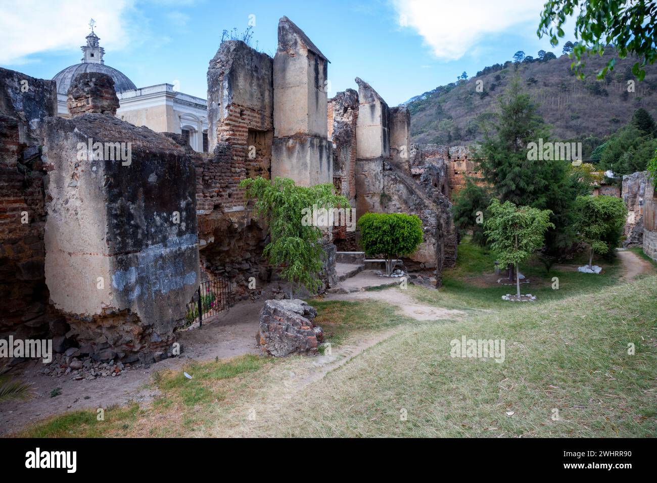 Antigua, Guatemala. Ruinen der Kirche und des Monsatery von San Francisco, zerstört durch Erdbeben im 18. Jahrhundert. Stockfoto