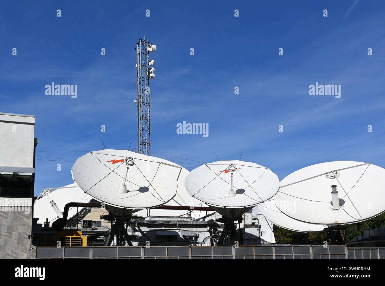 CULVER CITY, KALIFORNIEN - 28. JAN 2024: Antennen Array im Hauptquartier von Globecast, einem internationalen Satellitenkommunikationsdienst. Stockfoto