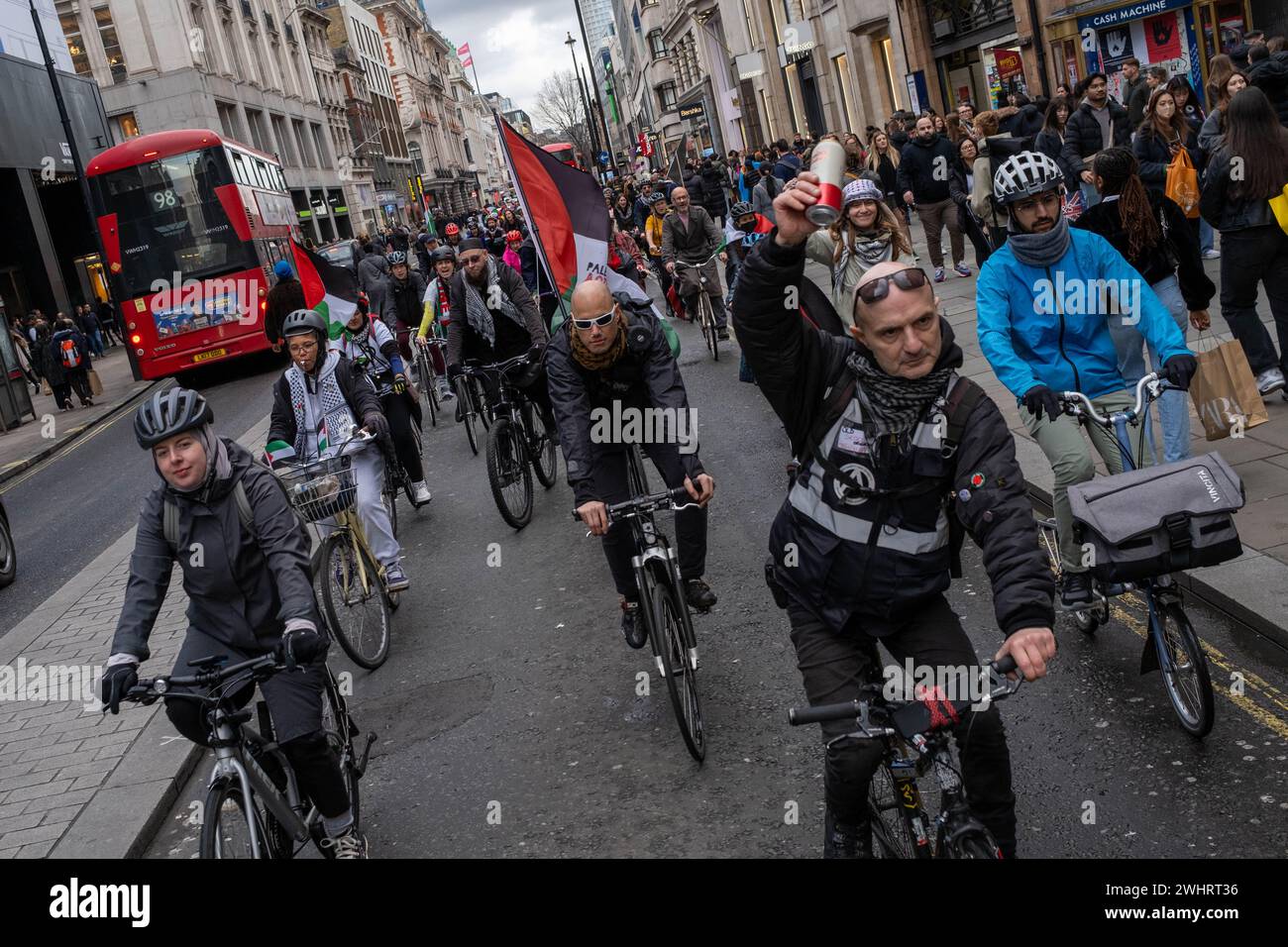 Hunderte Radfahrer fahren durch Zentral-London und rufen einen Waffenstillstand in Gaza auf. Stockfoto