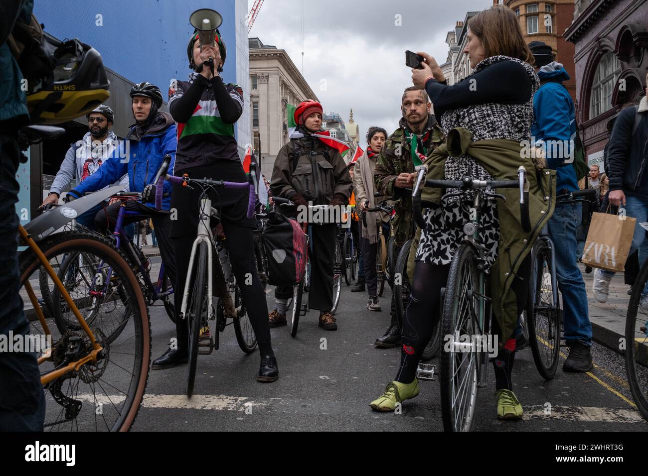 Hunderte Radfahrer fahren durch Zentral-London und rufen einen Waffenstillstand in Gaza auf. Stockfoto