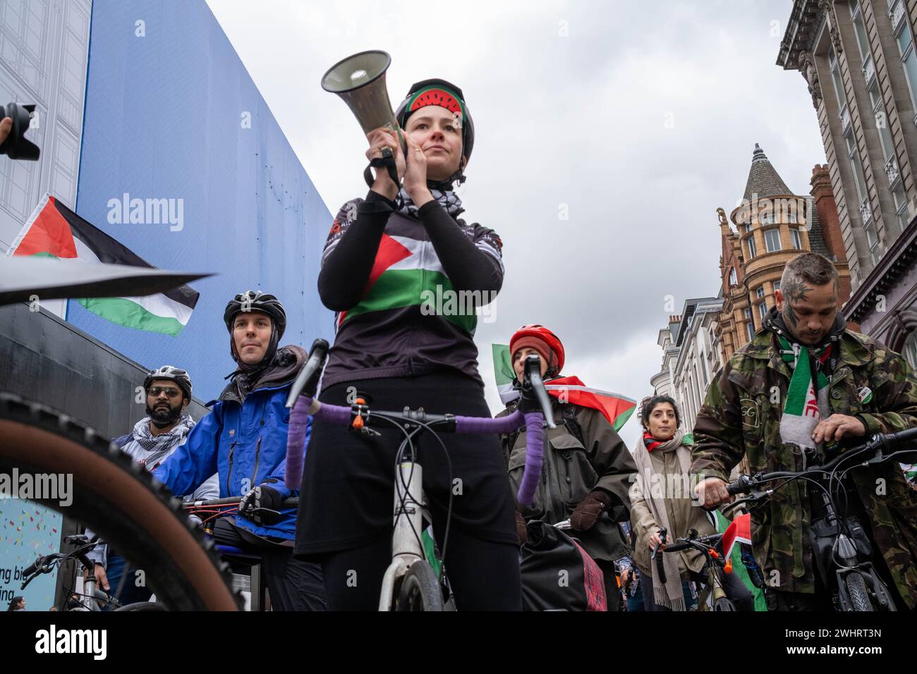 Hunderte Radfahrer fahren durch Zentral-London und rufen einen Waffenstillstand in Gaza auf. Stockfoto