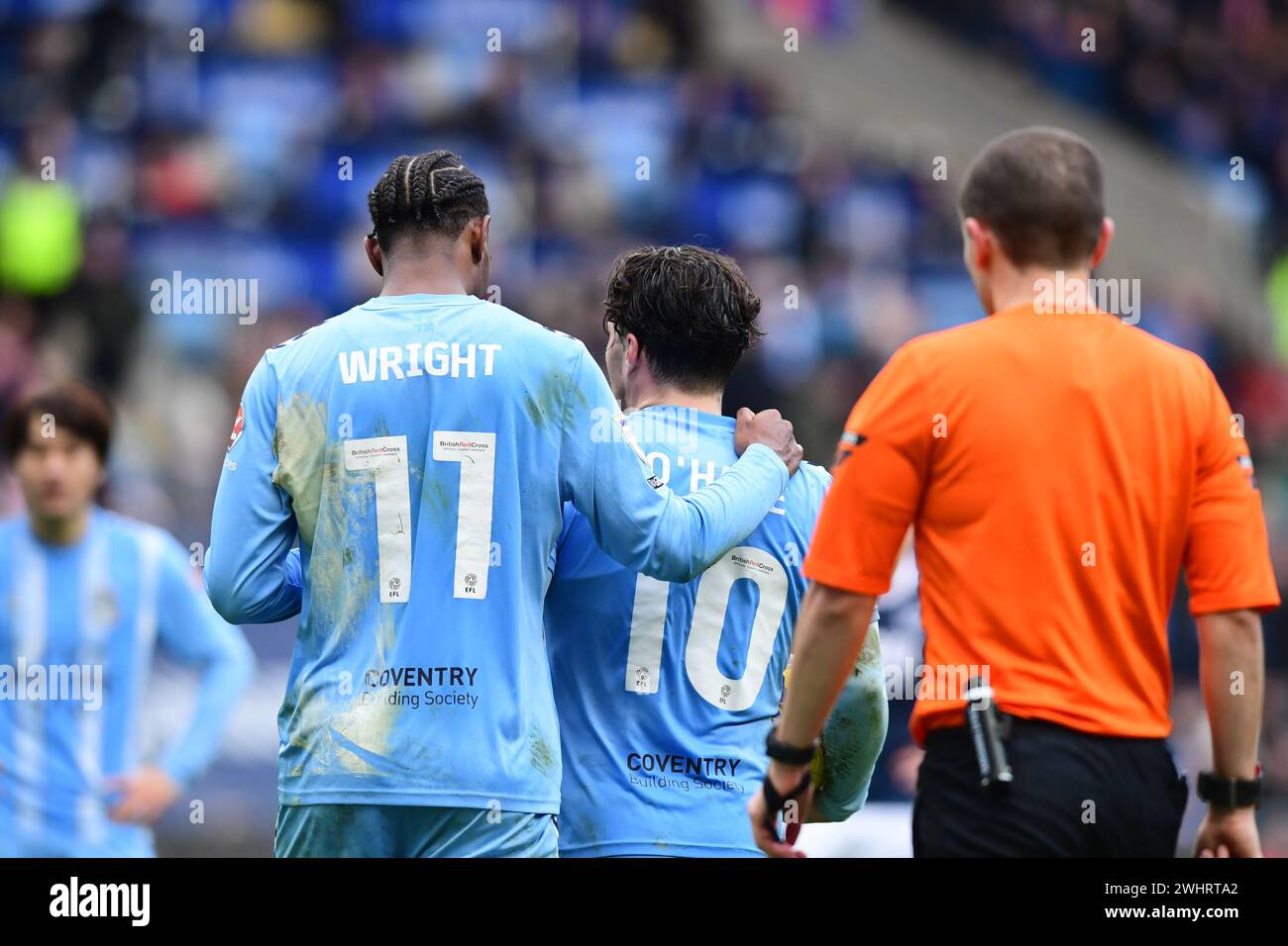 Haji Wright (11 Coventry City) und Callum OHare (10 Coventry City) diskutieren am Sonntag, den 11. Februar 2024 in der Coventry Building Society Arena in Coventry, Coventry City und Millwall, wer der Elfmeterschießer sein wird. (Foto: Kevin Hodgson | MI News) Credit: MI News & Sport /Alamy Live News Stockfoto