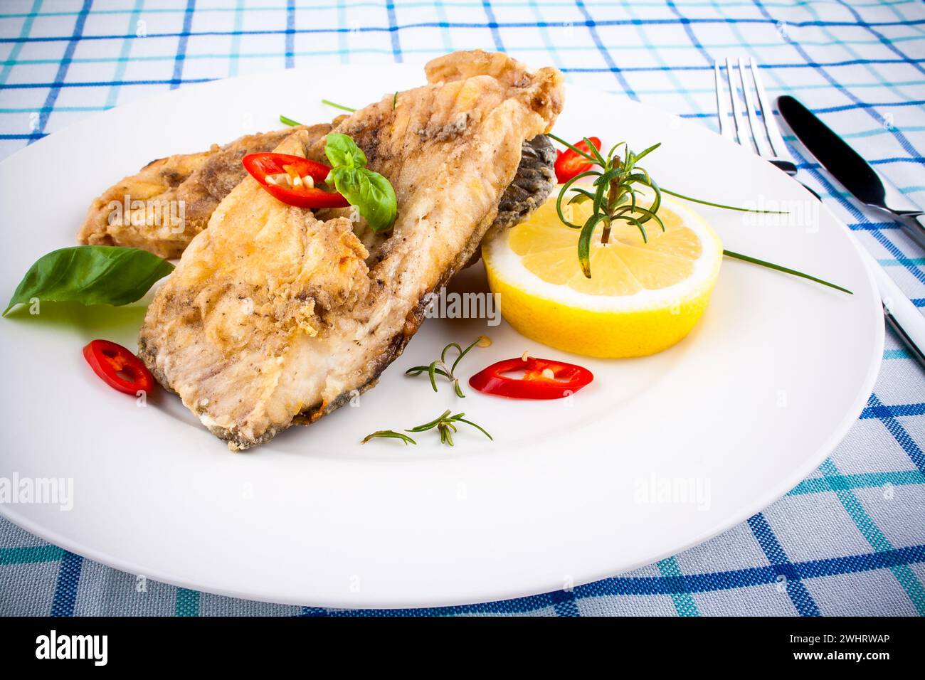 Frittierte Karpfenfischstücke Stockfoto
