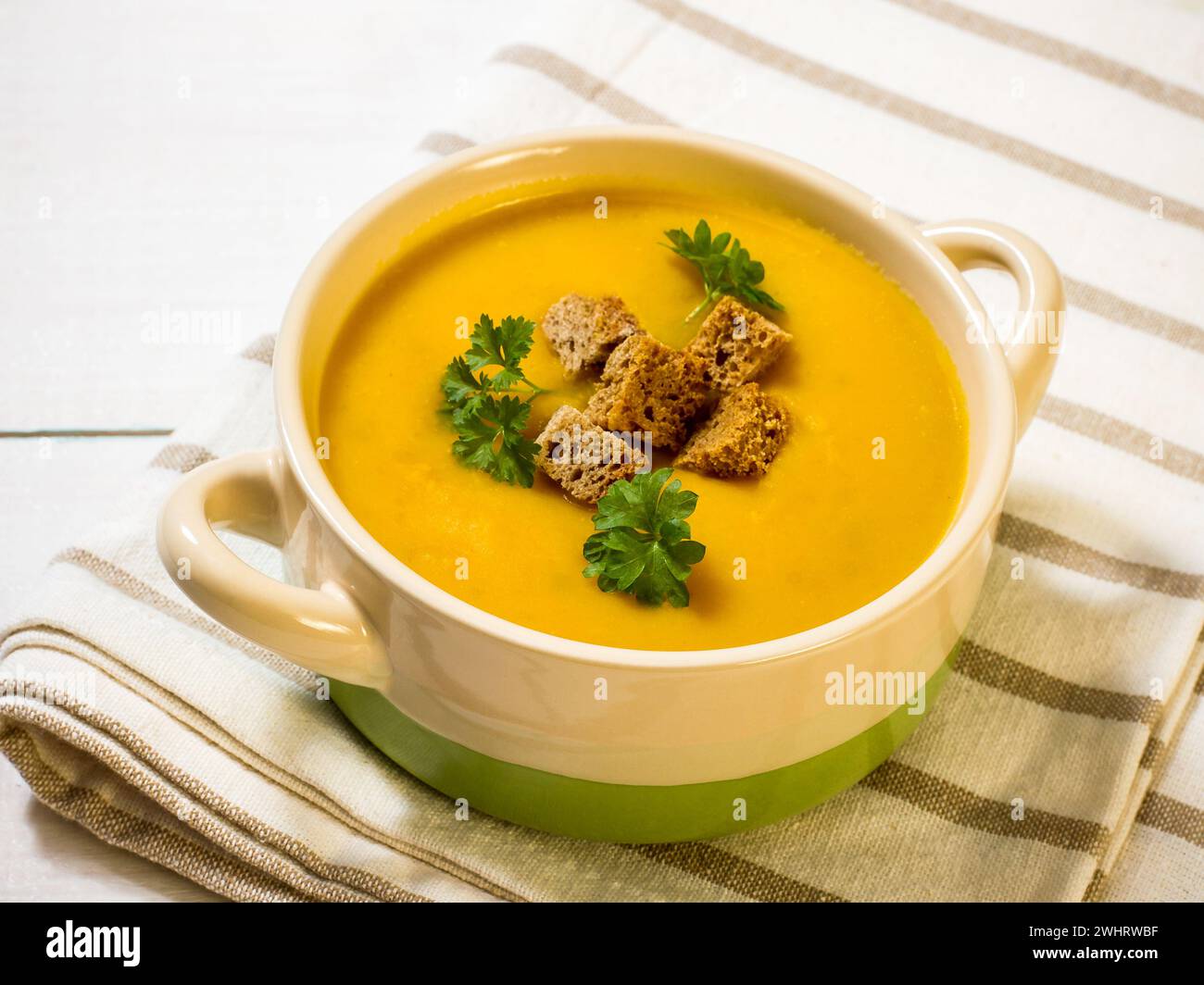 Hausgemachte Kürbissuppe im Herbst mit Croutons Stockfoto