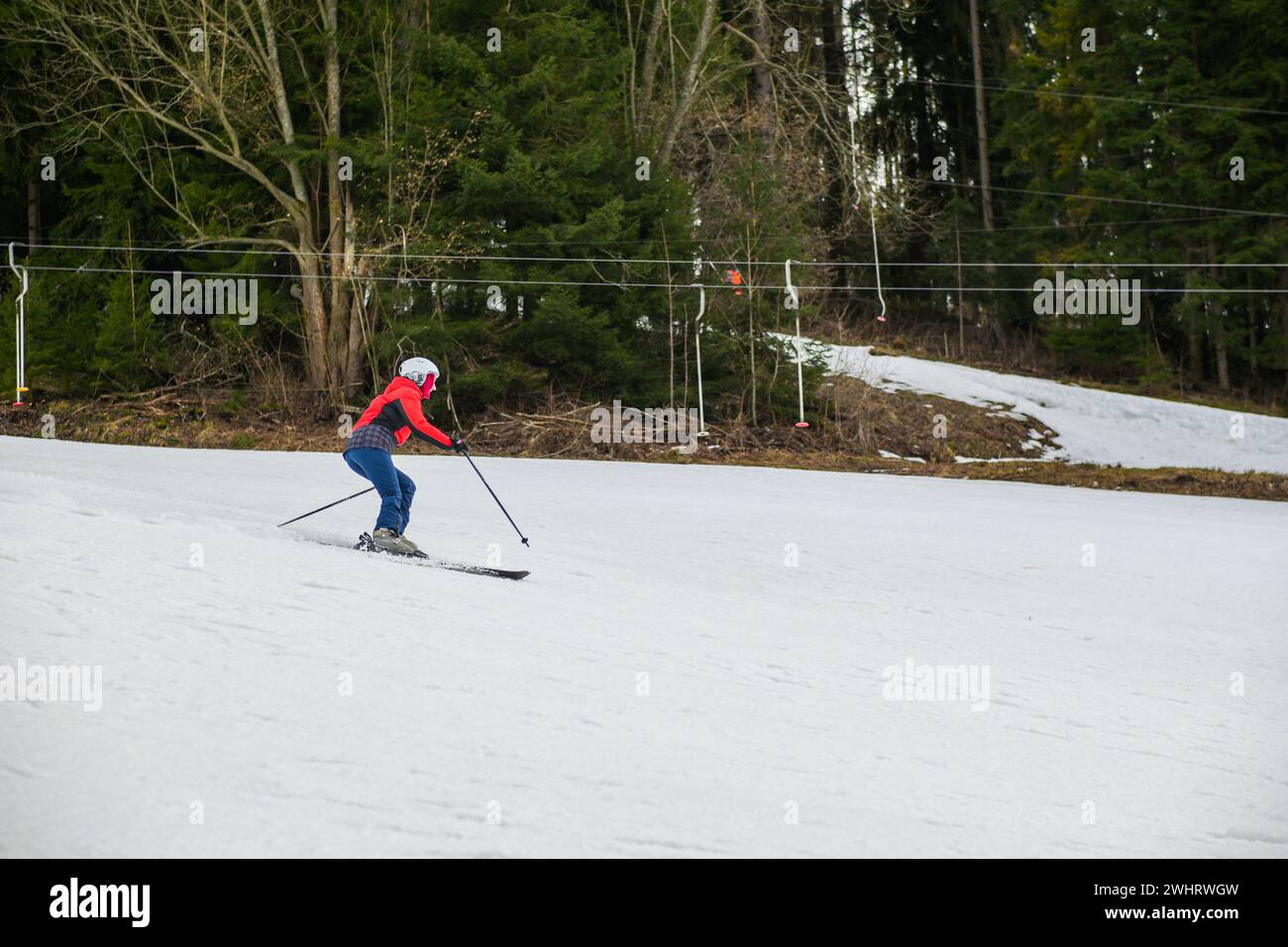 Ein Skifahrer fährt auf einem steilen Hügel Ski. Stockfoto