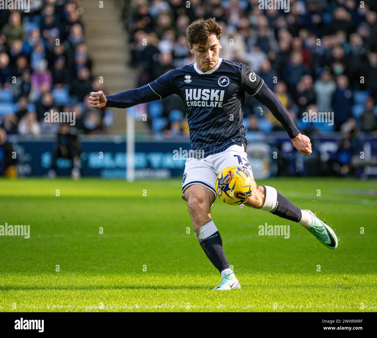 11. Februar 2024; Coventry Building Society Arena, Coventry, England; EFL Championship, Coventry City gegen Millwall; Adam Mayor räumt den Ball aus seinem Strafraum Stockfoto