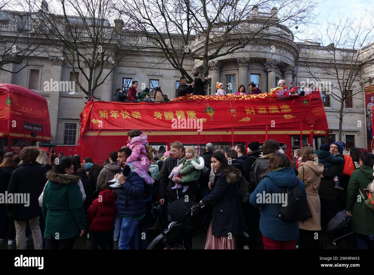 London, Großbritannien. 11. Februar 2024 im Zentrum Londons treffen sich Tausende in Chinatown, Leicester Square und Trafalgar Square, während die Feierlichkeiten zum Lunar/Chinesischen Neujahr stattfinden. Drachentänzer besuchen die Soho-Läden, traditionelle Outfits und eine warme, familiäre Atmosphäre. © Amstel Adams/ Alamy Live News Stockfoto