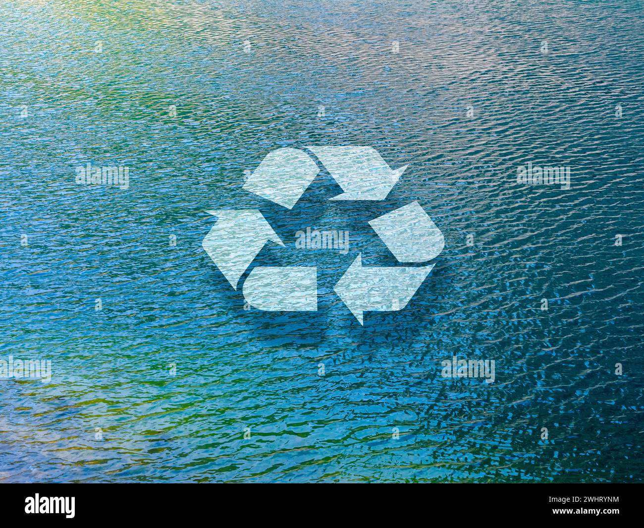 Recycling-Symbol-Schild schwimmt auf der natürlichen blauen Wasseroberfläche, See Hintergrund. Recycling von Wasser, Schonung von Umweltressourcen, Umweltschutz Stockfoto