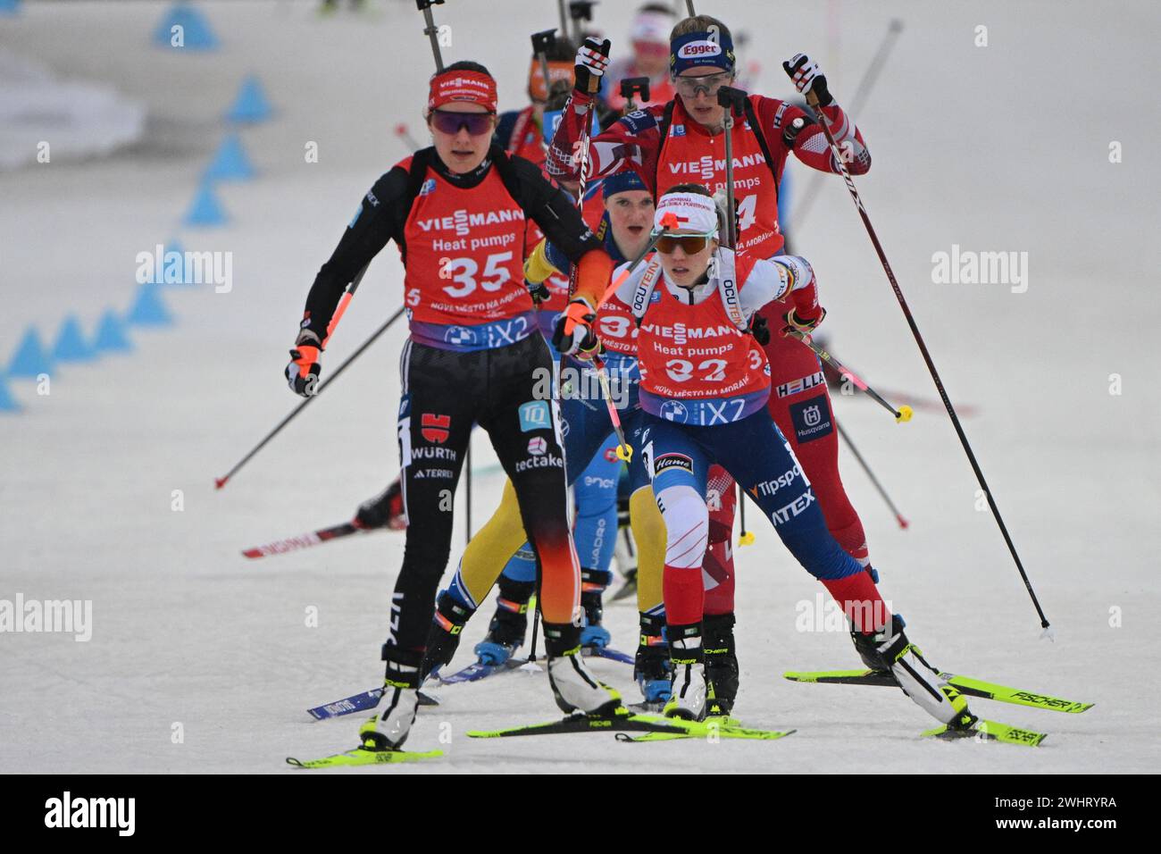 Von links aus treten Janina Hettich-Walz (Deutschland) und Tereza Vobornikova (Tschechische Republik) an der 10-km-Verfolgung der Frauen während der Biathlon-Weltmeisterschaft 2024 in Nove Mesto na Morave, Bezirk Zdar, Region Vysocina, Tschechische Republik, 11. Februar an. 2024. (CTK-Foto/Michal Kamaryt) Stockfoto
