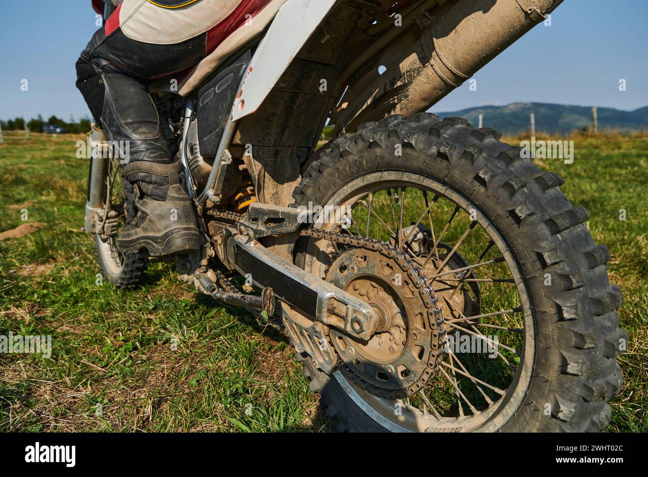 Nahaufnahme eines professionellen Motocross-Fahrers in Aktion, der den Reifen und verschiedene Komponenten des Motorrads zeigt Stockfoto