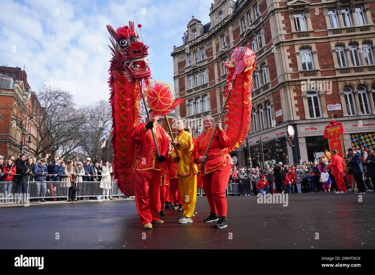 Künstler ziehen durch London, während sie an Festen mit Kostümen, Löwentänzen und Wagen teilnehmen, um das Mondneujahr zu feiern, auch bekannt als Frühlingsfest oder Chinesisches Neujahr. Bilddatum: Sonntag, 11. Februar 2024. Stockfoto