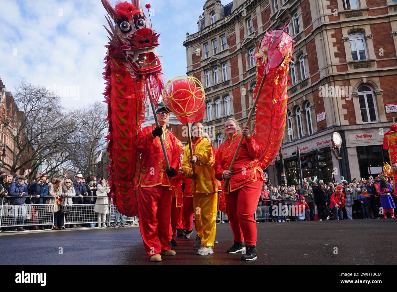 Künstler ziehen durch London, während sie an Festen mit Kostümen, Löwentänzen und Wagen teilnehmen, um das Mondneujahr zu feiern, auch bekannt als Frühlingsfest oder Chinesisches Neujahr. Bilddatum: Sonntag, 11. Februar 2024. Stockfoto