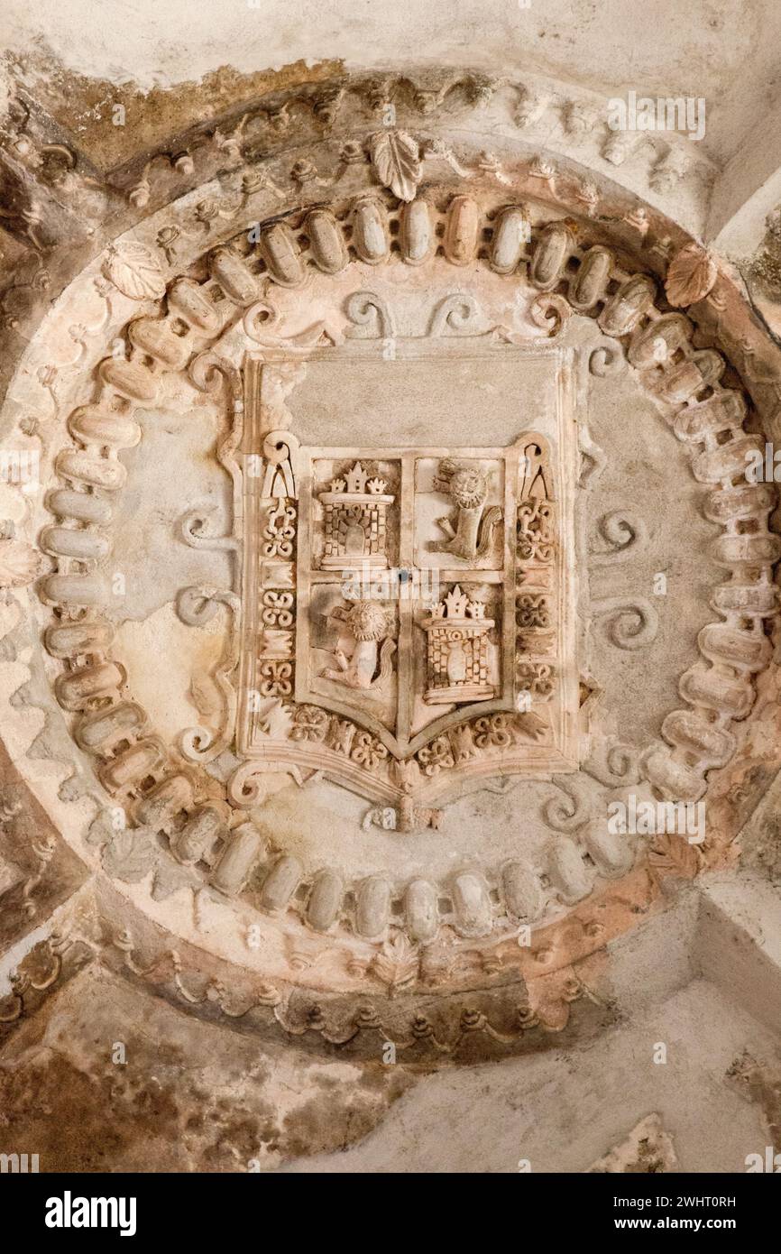 Antigua, Guatemala. Wappen in der Decke der Ruinen der Kathedrale von Santiago. Stockfoto