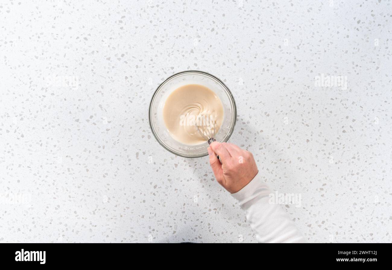 Ein einfacher Vanillebündelkuchen aus einer Schachtel Kuchen Stockfoto