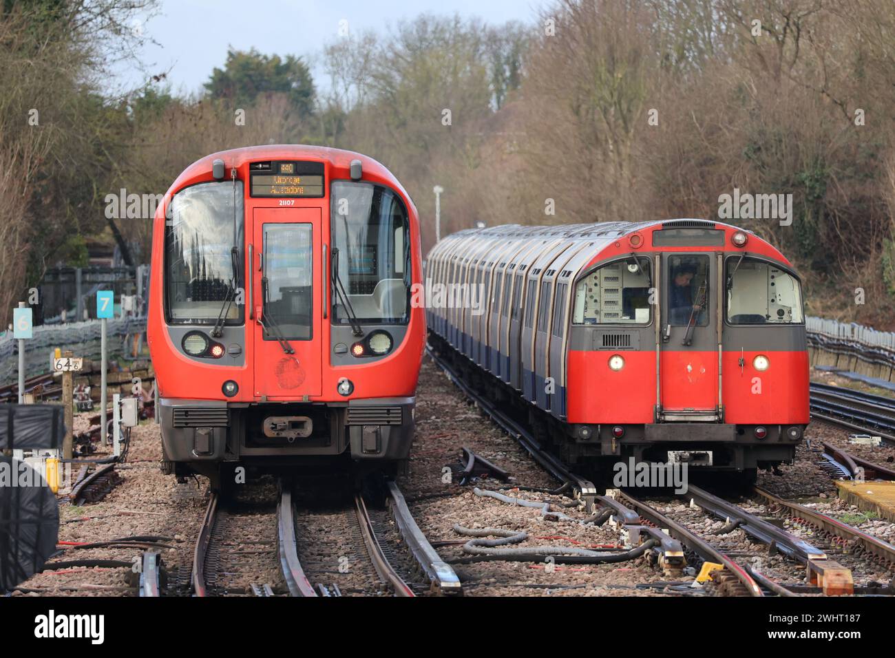 District Line und Piccadilly Line Züge nebeneinander Stockfoto