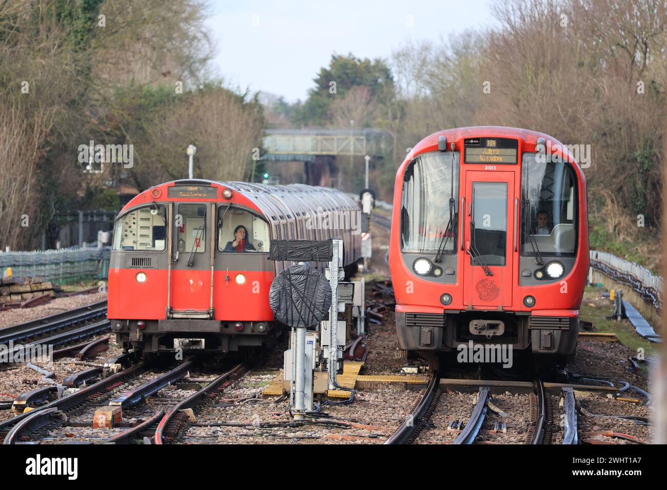 District Line und Piccadilly Line Züge nebeneinander Stockfoto