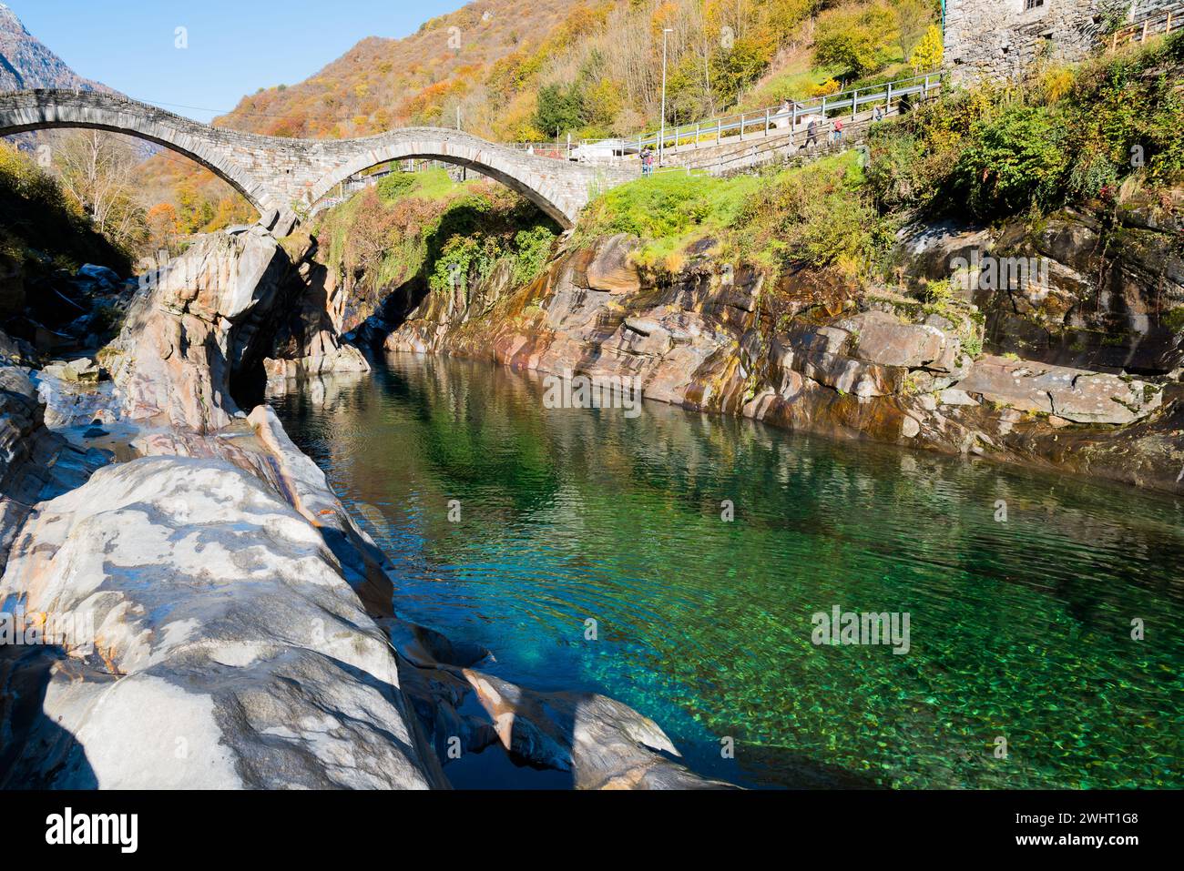 Alte römische Steinbrücke im Tal von Verzasca bei Locarno in der schweiz Stockfoto