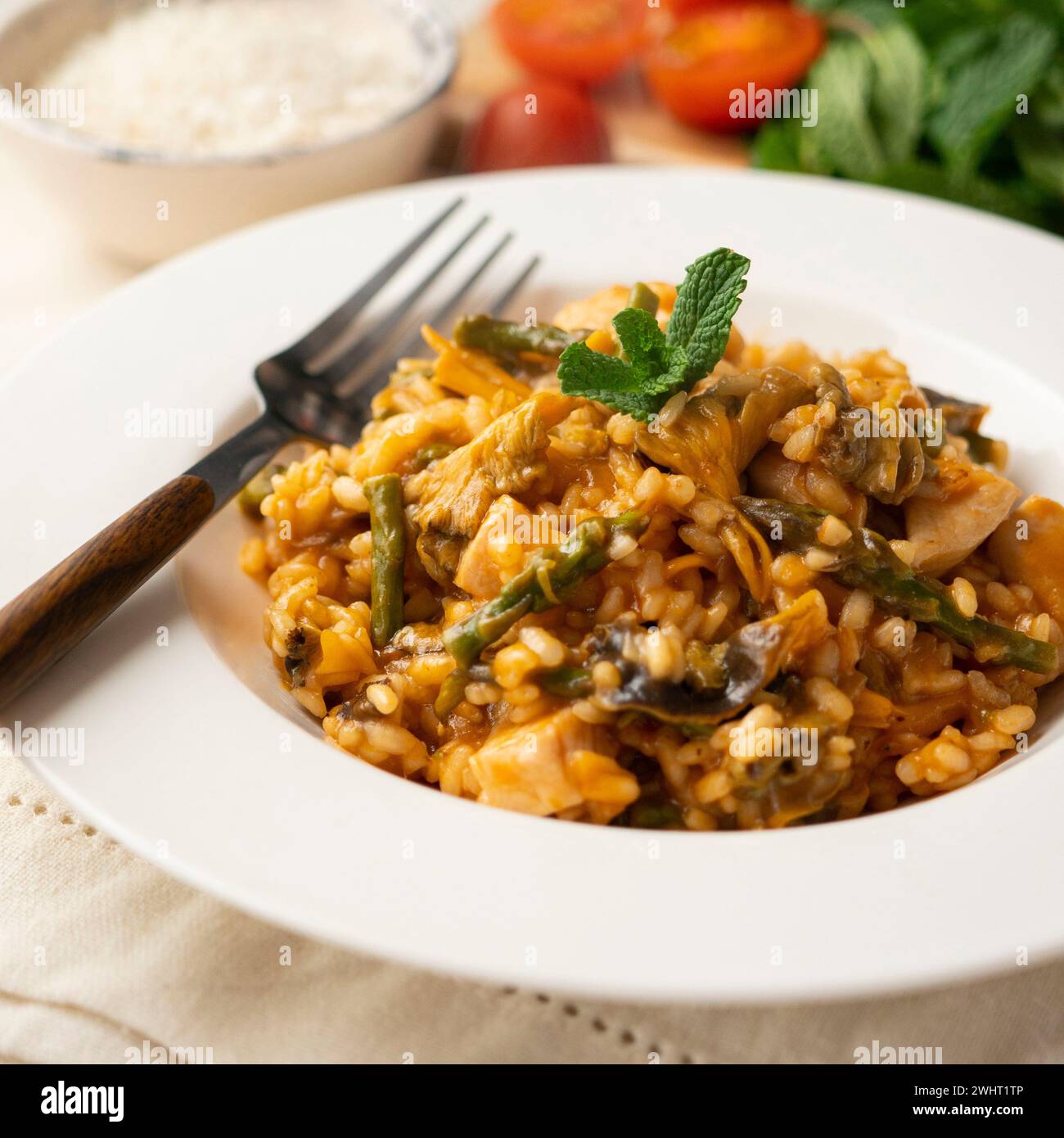 Traditionelle spanische Reispaella mit Huhn und Herbstpilzen. Köstliche Tapa der spanischen Gastronomie. Stockfoto