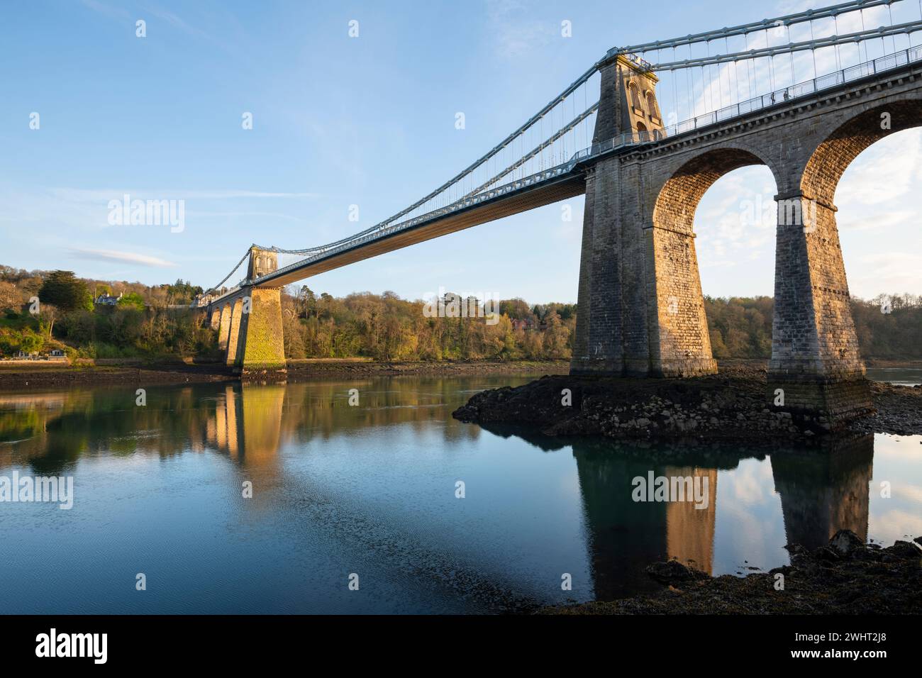 Die Menai Suspension Bridge an der Küste zwischen Anglesey (Ynys Mon) und dem Festland Nordwales. Stockfoto