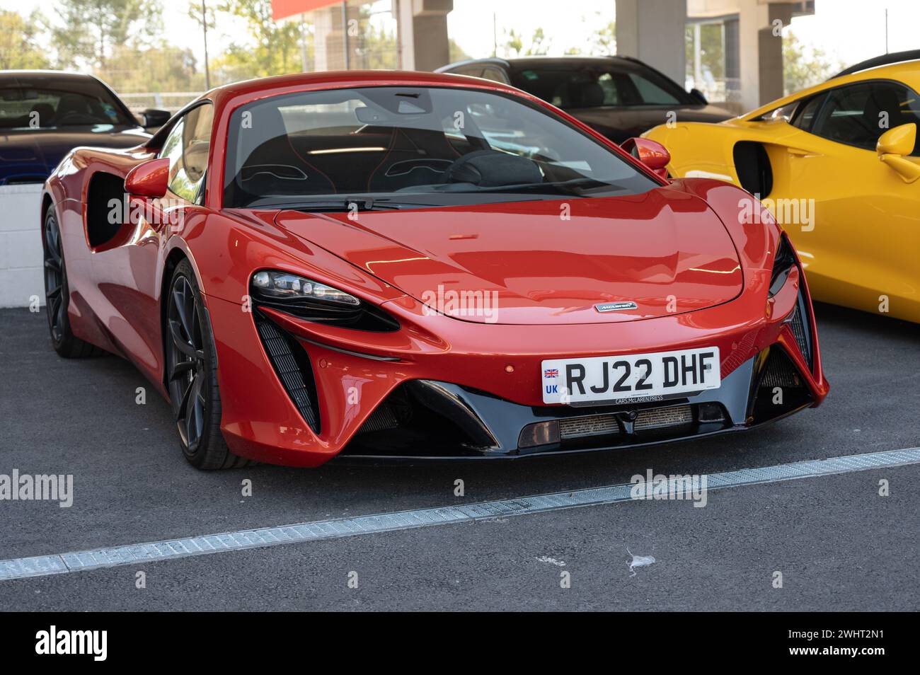 Vorderansicht eines modernen roten McLaren Aretura Supercars Stockfoto