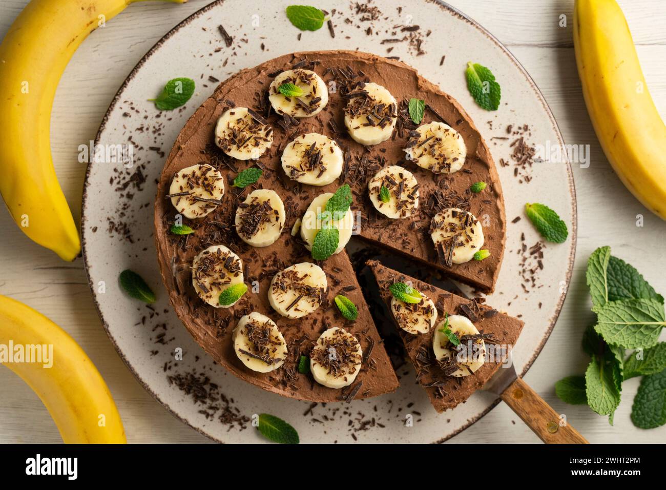 Köstlicher und flauschiger Schokoladen-Mousse-Kuchen mit Bananen- und Orangenaroma. Stockfoto